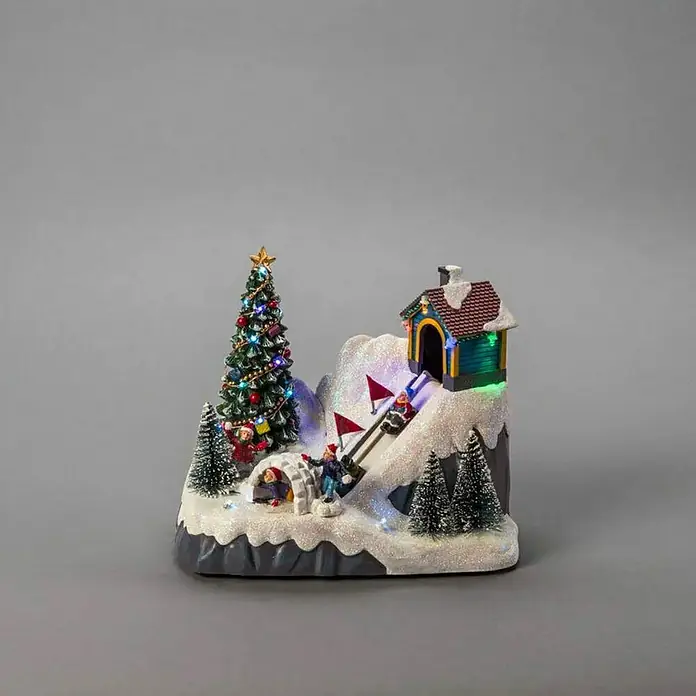 Konstsmide LED-Szenerie Rodelbahn - 21,5 x 13 x 18,5 cm, Mehrfarbig, Batteriebetrieben, LED - Festliche animierte Winterdorf-Szene mit Kindern beim Rodeln, einem geschmückten Weihnachtsbaum und einem gemütlichen Haus.