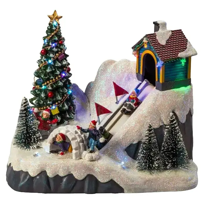 Konstsmide LED-Szenerie Rodelbahn - 21,5 x 13 x 18,5 cm, Mehrfarbig, Batteriebetrieben, LED - Winterliche Miniatur-Szene mit Weihnachtsmannhaus, Skifahrern und Weihnachtsbaum, detailreich und festlich beleuchtet.