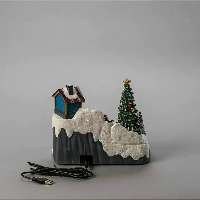 Konstsmide LED-Szenerie Rodelbahn - 21,5 x 13 x 18,5 cm, Mehrfarbig, Batteriebetrieben, LED - Weihnachtliches Miniaturdorf mit Haus, Baum und USB-Kabel für stimmungsvolle Dekoration.