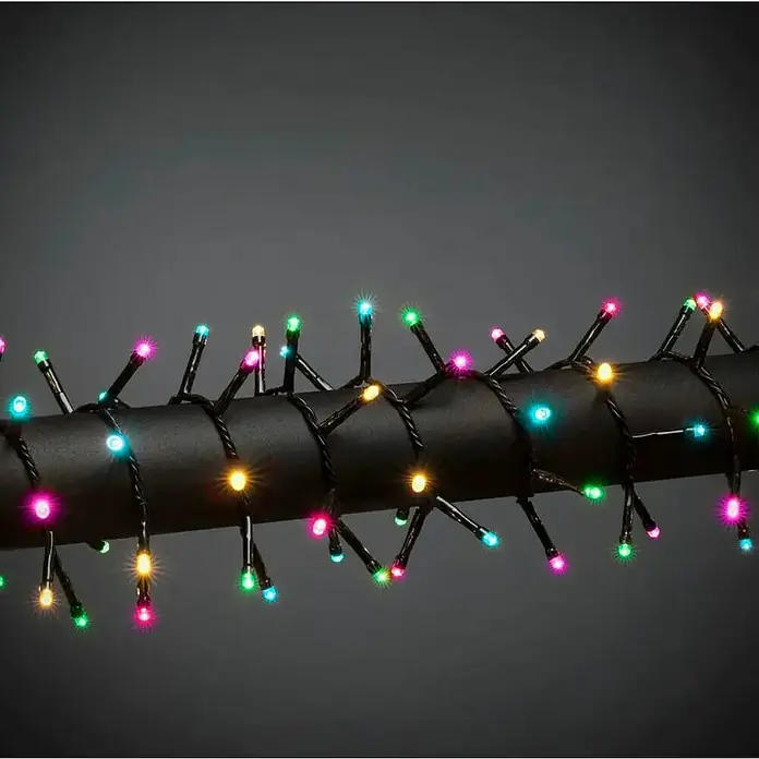 Konstsmide LED-Lichterkette - Außen, Lichtfarbe: Mehrfarbig - Bunte Lichterkette, aufgewickelt auf einem schwarzen Rohr, mit LEDs in Pink, Blau, Grün und Gelb, perfekt für festliche Dekorationen.