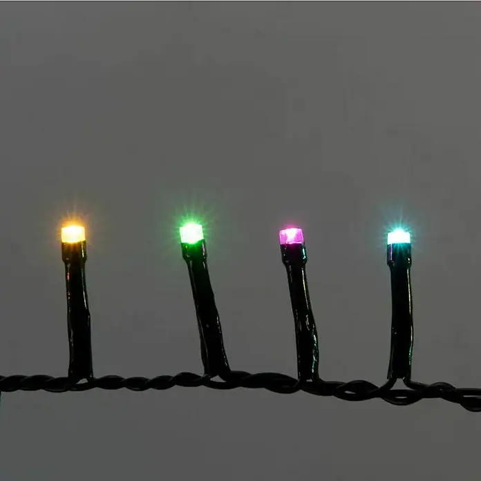 Konstsmide LED-Lichterkette - Außen, Lichtfarbe: Mehrfarbig - Nahaufnahme von bunten LED-Weihnachtsbaumlichtern mit gelben, grünen, pinken und blauen Glühbirnen auf einem schwarzen Draht.