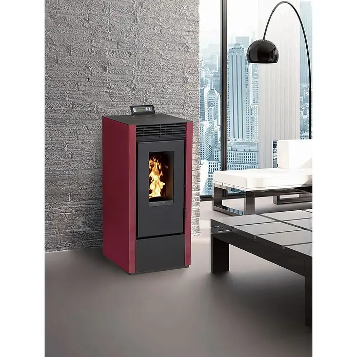 Pelletofen Marina 14 - 12,1 kW, Raumheizvermögen: 340 m³, Farbe Verkleidung: Bordeaux - Der moderne Pelletofen in Rot und Schwarz sorgt mit seinem Flammenspiel für eine gemütliche Atmosphäre im stilvollen Wohnzimmer.
