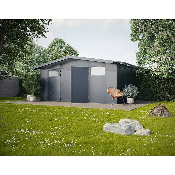 Wismar-NFI Gerätehaus Pisselint 53 - Außenmaß inkl. Dachüberstand (B x T): 585 x 385 cm, Stahl, Anthrazit/Weiß - Ein modernes, graues Gartenhaus mit offenstehender Tür, umgeben von üppigem Grün, lädt zum Verweilen im Freien ein.