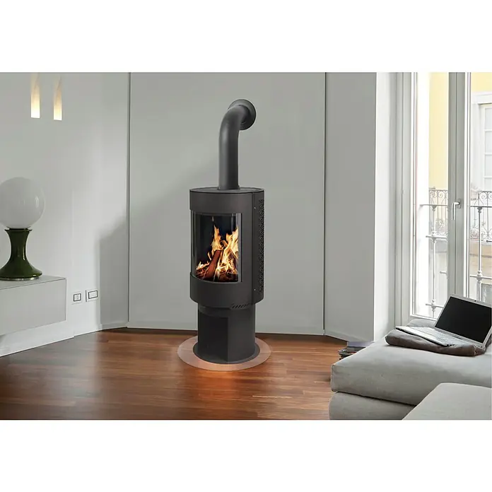 Kaminofen Maura - 7 kW, Raumheizvermögen: 200 m³, Schwarz - Dieser Kaminofen mit Glasfenster spendet in einem modern eingerichteten Wohnzimmer Wärme und Behaglichkeit.