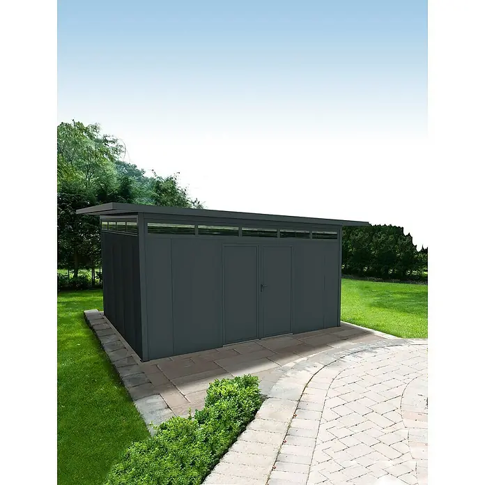Wismar-NFI Gerätehaus Trefle 54 - Außenmaß inkl. Dachüberstand (B x T): 625 x 525 cm, Stahl, Anthrazit/Weiß - Bild eines modernen Gartenschuppens mit Doppeltür und Oberlichtern, eingebettet in eine gepflegte Gartenumgebung.