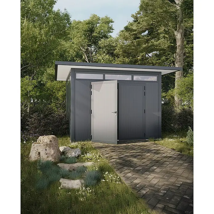 Wismar-NFI Gerätehaus Trefle 33 - Außenmaß inkl. Dachüberstand (B x T): 425 x 425 cm, Stahl, Anthrazit/Weiß - Ansicht eines grauen Gartenhauses mit Doppeltür und Oberlichtern, eingebettet in eine grüne Gartenlandschaft mit Steinweg und üppiger Vegetation.