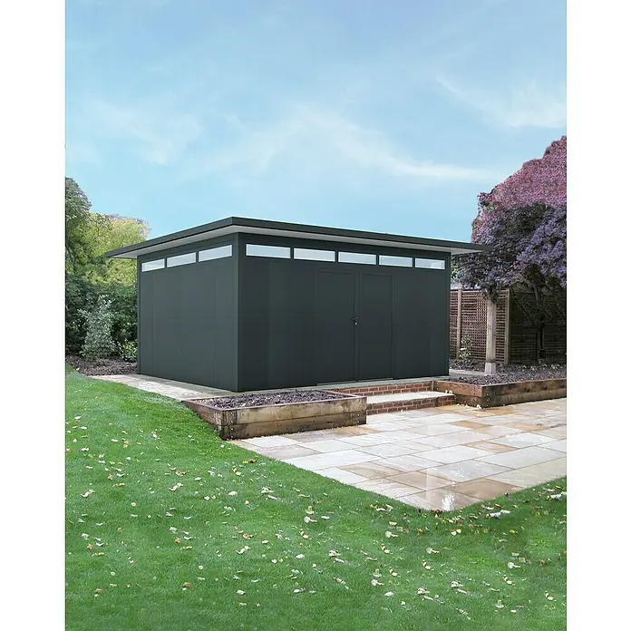 Wismar-NFI Gerätehaus Trefle 53 - Außenmaß inkl. Dachüberstand (B x T): 625 x 425 cm, Stahl, Anthrazit/Weiß - Modernes Gartenhaus mit Flachdach und großen Fensterflächen, eingebettet in eine gepflegte Gartenlandschaft.