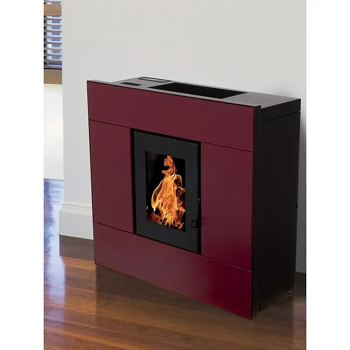 Pelletofen Natalia - 8 kW, Raumheizvermögen: 220 m³, 0,53 kg/h - 1,8 kg/h, Farbe Verkleidung: Bordeaux - Nahaufnahme eines roten Pelletofens mit schwarzem Rahmen und brennenden Flammen im Inneren, der auf einem Holzboden steht.