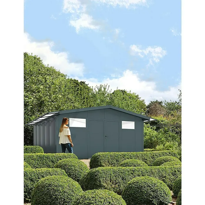Wismar-NFI Gerätehaus Pisselint 55 - Außenmaß inkl. Dachüberstand (B x T): 585 x 585 cm, Stahl, Anthrazit/Weiß - Geräumiges Gartenhaus in Anthrazit mit Doppeltür und zwei Fenstern, umgeben von einem gepflegten Garten mit niedrigen Hecken.