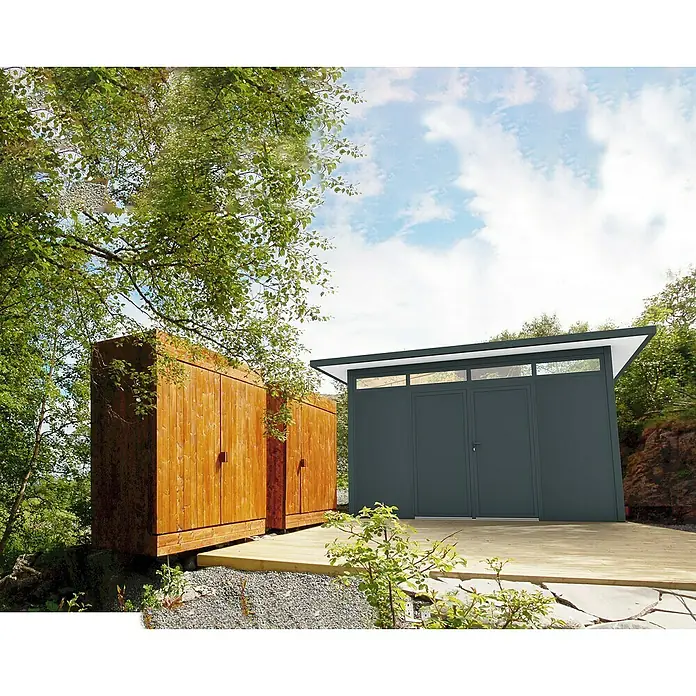 Wismar-NFI Gerätehaus Trefle 43 - Außenmaß inkl. Dachüberstand (B x T): 525 x 425 cm, Stahl, Anthrazit/Weiß - Ansicht von zwei Holzschränken und einem anthrazitfarbenen Gartenschuppen mit Flügeltüren auf einer erhöhten Holzplattform im Freien.