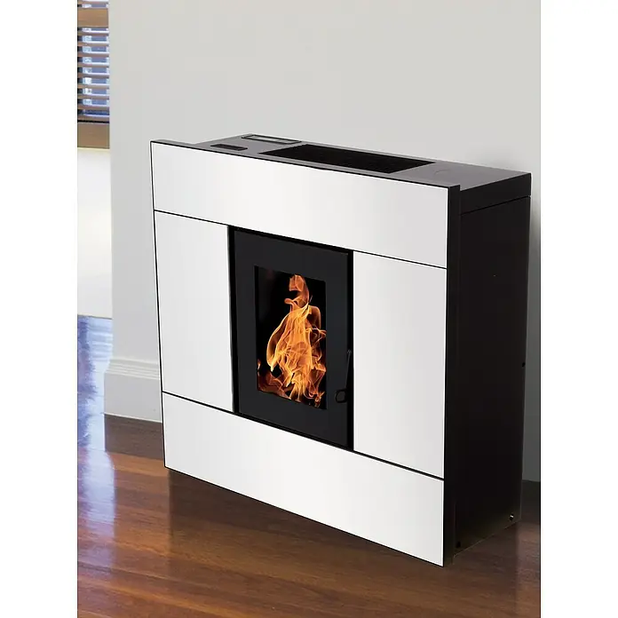Pelletofen Natalia - 8 kW, Raumheizvermögen: 220 m³, 0,53 kg/h - 1,8 kg/h, Farbe Verkleidung: Weiß - Dieser Pelletkaminofen ist ein elegantes Heizgerät mit einer weißen Front und schwarzem Gehäuse, das Wärme und Stil in Ihr Zuhause bringt.