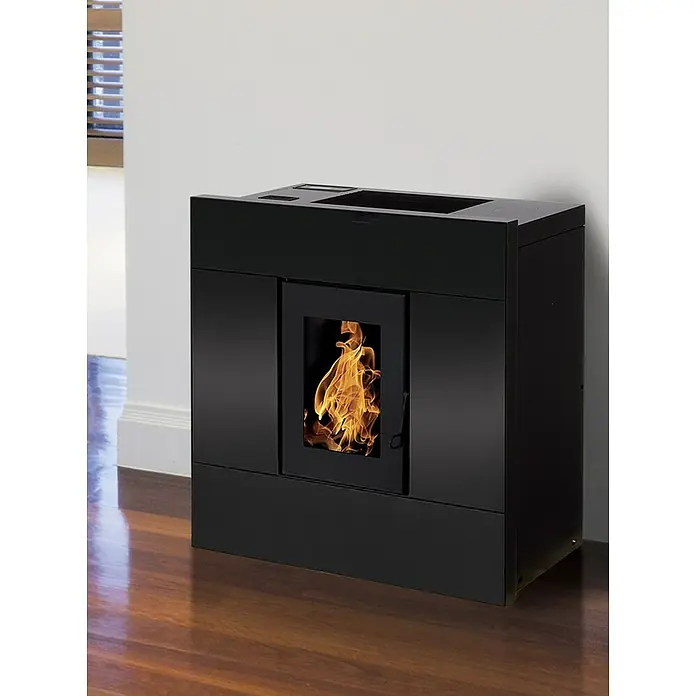 Pelletofen Natalia - 8 kW, Raumheizvermögen: 220 m³, 0,53 kg/h - 1,8 kg/h, Farbe Verkleidung: Schwarz - Schwarzer Pelletofen mit sichtbarem Feuerraum, stehend auf einem Holzboden. Er sorgt für Wärme und Atmosphäre im Raum.