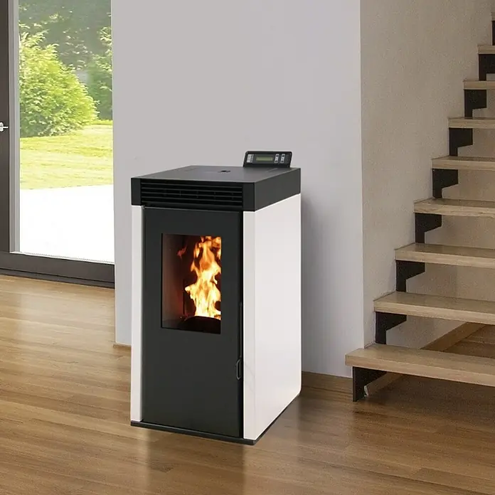 Pelletofen Marina 8 - 7,4 kW, Raumheizvermögen: 250 m³, 0,8 kg/h - 1,7 kg/h, Farbe Verkleidung: Weiß - Der Pelletofen mit weißer Seitenverkleidung und schwarzer Tür sorgt für Wärme und Gemütlichkeit im Raum. Er verfügt über ein digitales Bedienfeld.