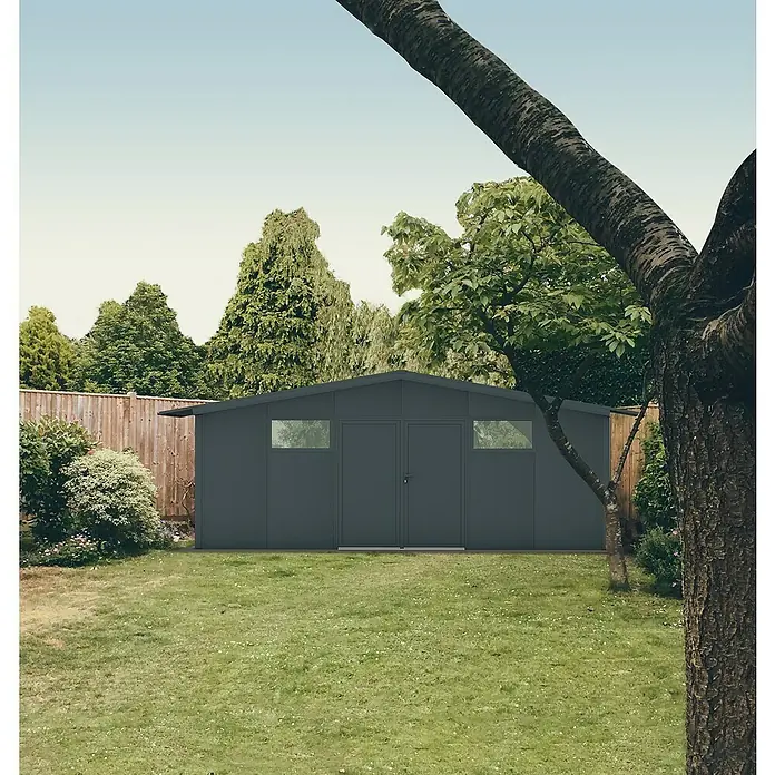 Wismar-NFI Gerätehaus Pisselint 65 - Außenmaß inkl. Dachüberstand (B x T): 685 x 585 cm, Stahl, Anthrazit/Weiß - Abbildung eines modernen grauen Gartenschuppens mit Fenstern und Doppeltür vor einem grünen Rasen und Bäumen.