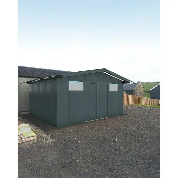 Wismar-NFI Gerätehaus Pisselint 54 - Außenmaß inkl. Dachüberstand (B x T): 585 x 485 cm, Stahl, Anthrazit/Weiß - Außenaufnahme eines grauen Geräteschuppens mit Doppeltür und Fenstern unter einem bewölkten Himmel. Der Geräteschuppen steht auf einem Kiesplatz.