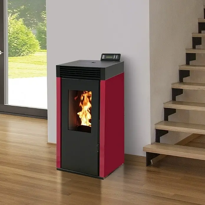 Pelletofen Marina 8 - 7,4 kW, Raumheizvermögen: 250 m³, 0,8 kg/h - 1,7 kg/h, Farbe Verkleidung: Bordeaux - Der rote Pelletofen mit Flammen ist ein kompaktes, effizientes Heizgerät für moderne Wohnräume.
