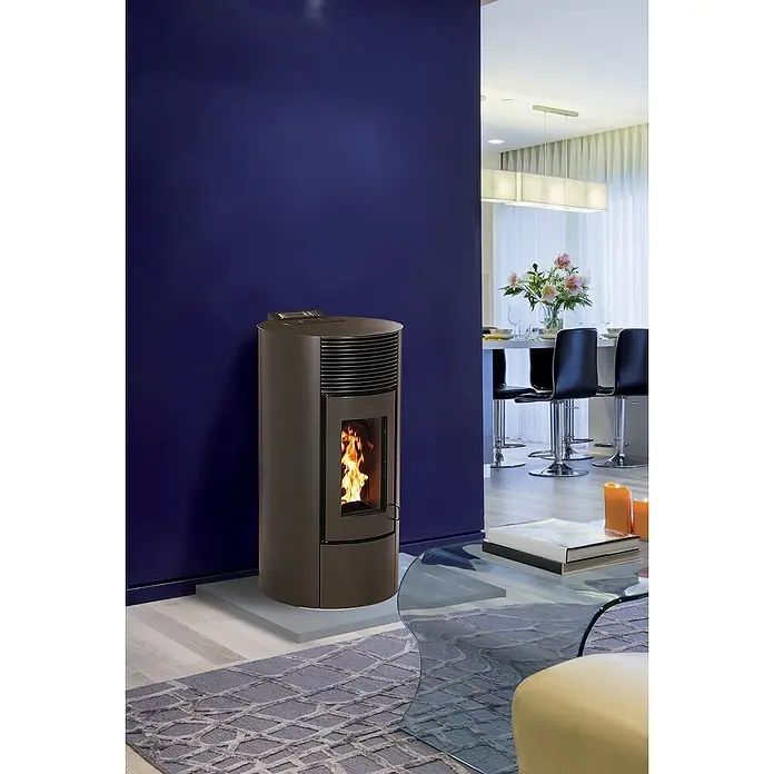 Pelletofen Paola 12 - 11,4 kW, Raumheizvermögen: 320 m³, 0,73 kg/h - 2,5 kg/h, Farbe Verkleidung: Schwarz - Dieser Kaminofen in Zylinderform mit prasselndem Feuer sorgt für Wärme und eine gemütliche Atmosphäre in jedem Wohnbereich.