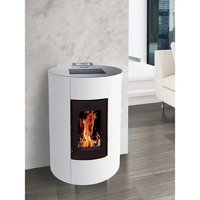 Pelletofen Aurelia - 11,4 kW, Raumheizvermögen: 320 m³, 0,73 kg/h - 2,5 kg/h, Farbe Verkleidung: Weiß - Ein weißer Pelletofen mit einem Fenster, das die Flammen zeigt, steht auf einem grauen Holzboden.