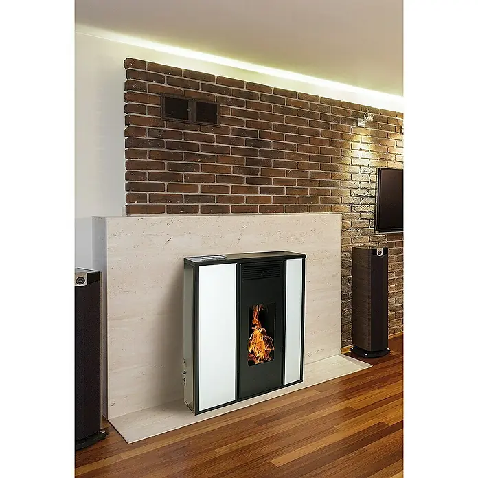 Pelletofen Tessa - 8,8 kW, Raumheizvermögen: 300 m³, 0,94 kg/h - 1,98 kg/h, Farbe Verkleidung: Weiß - Nahaufnahme eines modernen Pelletofens mit lebendigen Flammen, eingebettet in eine stilvolle Wohnraumgestaltung mit Holzboden.