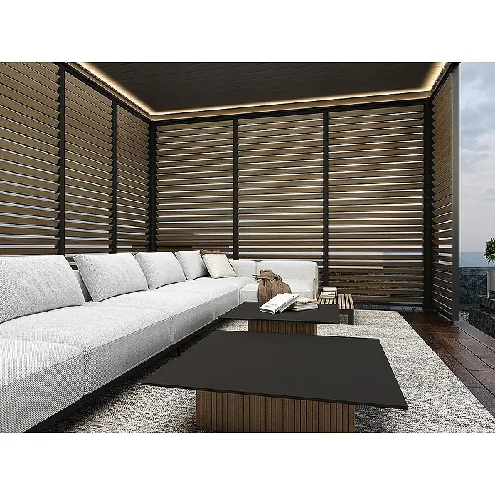Weide Pergola Lamellenwand Holzoptik - B x T: 123 x 6 cm, Aluminium - Elegantes Wohnzimmer mit stilvollem Sofa und Couchtischen, die eine moderne und komfortable Atmosphäre schaffen.\n