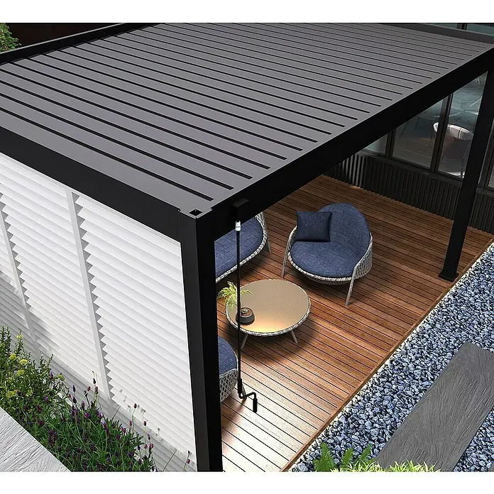 Weide Pergola Lamellenwand Weiß - B x T: 113 x 6 cm, Aluminium - Blick auf eine Pergola mit Lamellendach, Gartenmöbeln und dekorativem Kiesbereich, die einen modernen und stilvollen Außenbereich schafft.