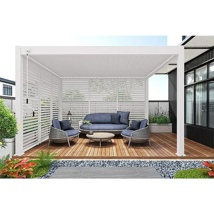 Weide Pergola Lamellenwand Weiß - B x T: 113 x 6 cm, Aluminium - Gartenmöbel-Set unter einer weißen Pergola mit Lamellenwänden auf einer Holzterrasse, umgeben von einem Kiesweg und Pflanzen.