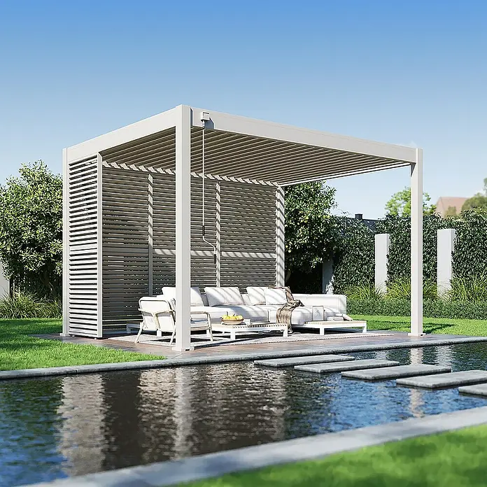 Weide Pergola Seitenwand Lamellenwand Paneel für Weide Pergola Drehbar Sand 93 cm - B x T: 93 x 6 cm, Aluminium - Moderne Pergola mit Lamellendach und stilvoller Sitzecke neben einem Wasserbecken.
