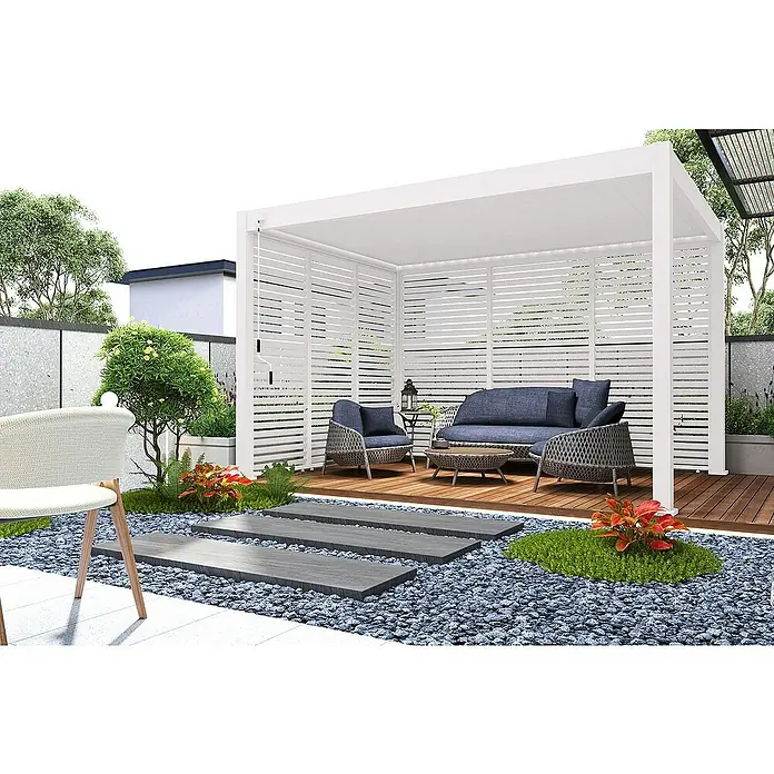 Weide Pergola Lamellenwand Weiß - B x T: 113 x 6 cm, Aluminium - Elegante weiße Pergola mit Sitzmöbeln im Außenbereich, umgeben von Kies und Pflanzen.