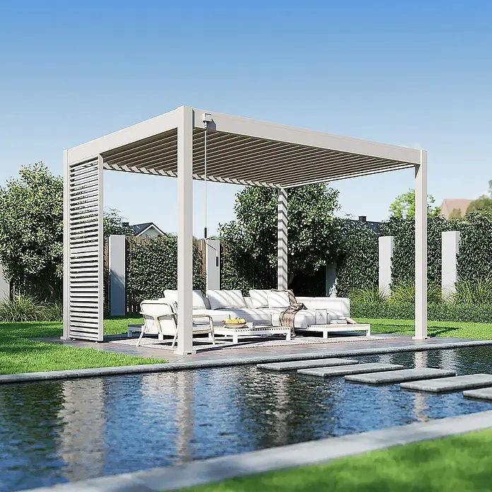 Weide Pergola Seitenwand Lamellenwand Paneel für Weide Pergola Drehbar Sand 93 cm - B x T: 93 x 6 cm, Aluminium - Eine moderne Pergola mit verstellbaren Lamellen und weißen Gartenmöbeln neben einem ruhigen Pool.