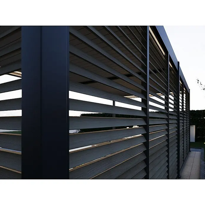 Weide Pergola Lamellenwand Holzoptik - B x T: 93 x 6 cm, Aluminium - Moderne Außenjalousie mit horizontalen Lamellen und dunklem Rahmen, die Schatten spendet und Privatsphäre bietet.