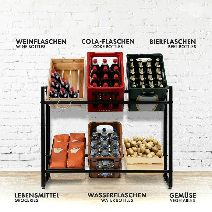 Floordirekt Getränkekistenregal Kenji - H x B x T: 79 x 70 x 32 cm, Traglast pro Boden: 150 kg, Anzahl Böden: 2 Stk., Stecken, Schwarz - Ein Regal mit Kisten mit Getränken wie Cola, Wasser, Bier, Wein und Lebensmitteln wie Kartoffeln und Kaffee.