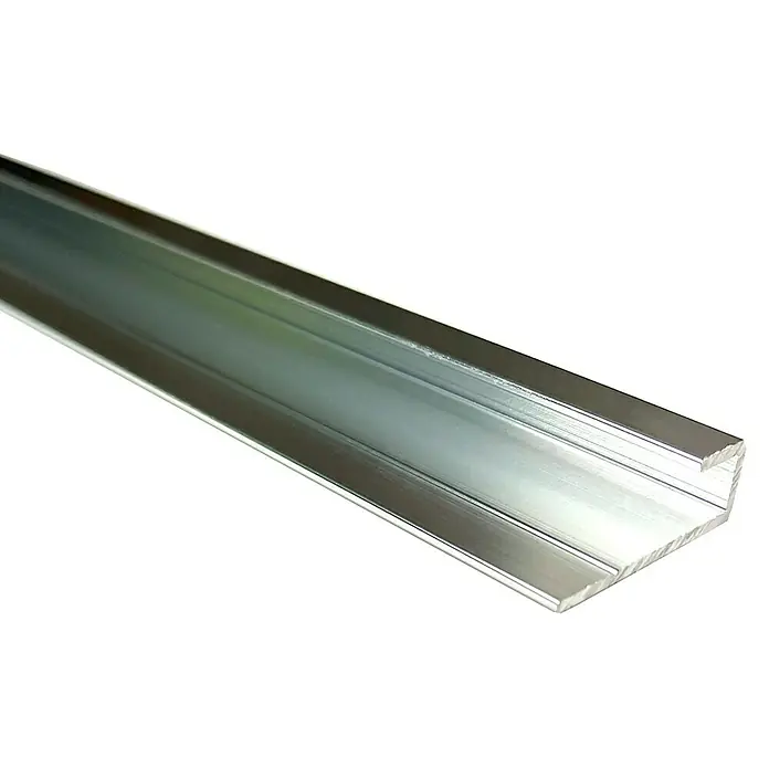 Wetwall Wandpaneel Abschluss-Profil - 244 x 1,8 x 0,5 cm, Aluminium - Nahaufnahme eines Aluminiumprofils mit U-Form, das für verschiedene Konstruktions- und Montageanwendungen verwendet wird.