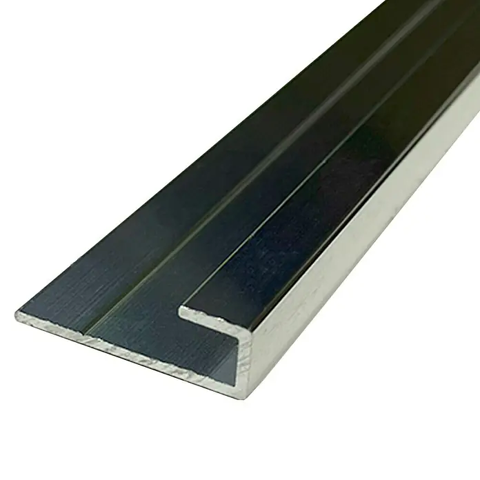 Wetwall Wandpaneel Abschluss-Profil - 244 x 1,8 x 0,5 cm, Aluminium - Nahaufnahme eines silbernen Aluminiumprofils mit U-Form, das für Konstruktionen und Rahmen verwendet wird.