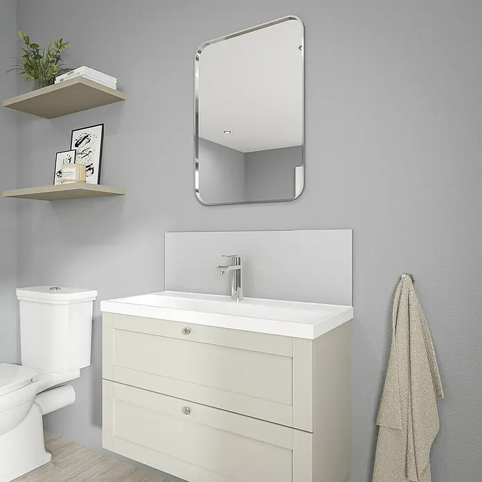 Wetwall Wandpaneel Alloy Spritzschutz - 25 x 80 cm, Glacier White / Neptune Blue - Ein modernes Badezimmer-Interieur mit einem Waschbeckenunterschrank in Beige, einem Spiegel und einer Toilette, die ein stilvolles Ambiente schaffen.