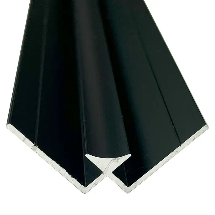 Wetwall Wandpaneel Inneneck-Profil - 244 cm x 1,9 cm x 0,7 mm, Schwarz - Nahaufnahme eines schwarzen Eckprofils aus Aluminium, das eine moderne und robuste Lösung für verschiedene Konstruktionsanwendungen bietet.