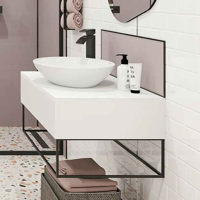 Wetwall Wandpaneel Alloy Spritzschutz - 25 x 80 cm, Deep Blue Sea / Smoked Rose - Badezimmerwaschtisch mit Aufsatzwaschbecken, schwarzer Armatur, Seifenspender und Lotion vor weißem Fliesenspiegel.