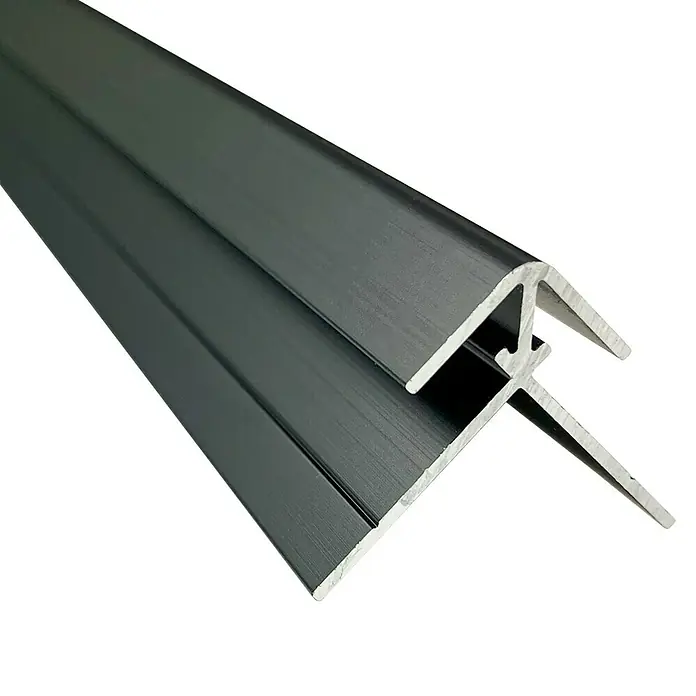 Wetwall Wandpaneel Außeneck-Profil - 244 x 0,7 x 0,5 cm, Schwarz - Nahaufnahme eines schwarzen Aluminium-Eckprofils mit T-Nut, ideal für Konstruktionen und Möbelbau, präsentiert mit scharfen Kanten und präziser Verarbeitung.