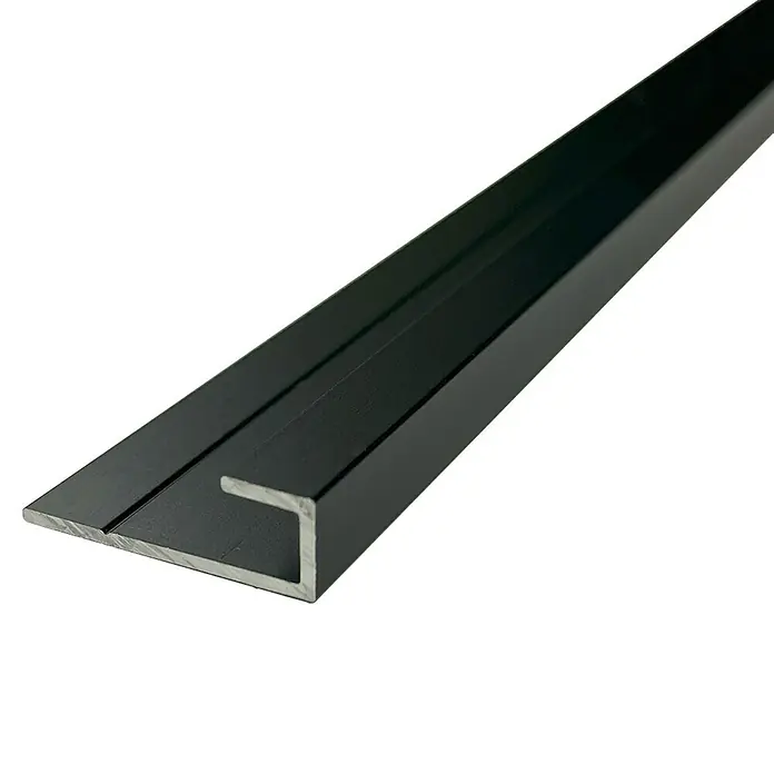 Wetwall Wandpaneel Abschluss-Profil - 244 x 1,8 x 0,5 cm, Schwarz - Nahaufnahme eines schwarzen Aluminium-U-Profils. Es ist eine vielseitige Metallschiene, die in verschiedenen Bau- und Bastelprojekten verwendet wird.