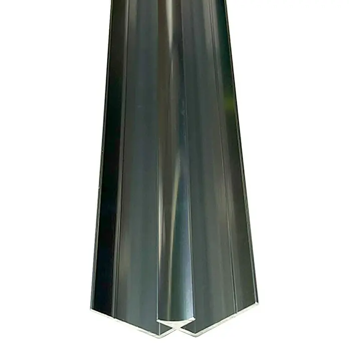 Wetwall Wandpaneel Inneneck-Profil - 244 x 1,9 x 0,7 cm, Aluminium - Nahaufnahme einer glänzenden, silbernen Eckleiste, die eine moderne und elegante Ästhetik für Innenräume bietet.