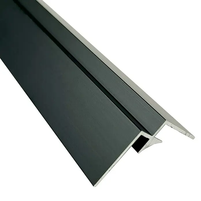 Wetwall Wandpaneel Inneneck-Profil - 244 cm x 1,9 cm x 0,7 mm, Schwarz - Detailaufnahme eines schwarzen und silbernen Aluminium-Kantenschutzes für den Innenausbau. Eine elegante und robuste Lösung für Wand- und Kantenschutz.