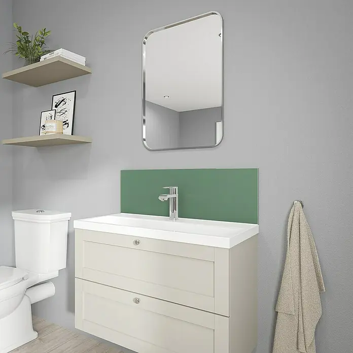 Wetwall Wandpaneel Alloy Spritzschutz - 25 x 80 cm, Seafoam Green / Battleship Grey - Ein Badezimmer mit einem Waschtisch mit zwei Schubladen, einem Spiegel und Regalen.