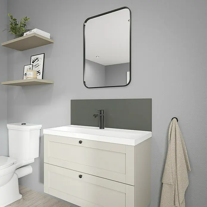 Wetwall Wandpaneel Alloy Spritzschutz - 25 x 80 cm, Seafoam Green / Battleship Grey - Badezimmerinterieur mit Waschtischunterschrank in Grau und Spiegel. Zwei Regale mit Deko an der Wand, Handtuchhalter.