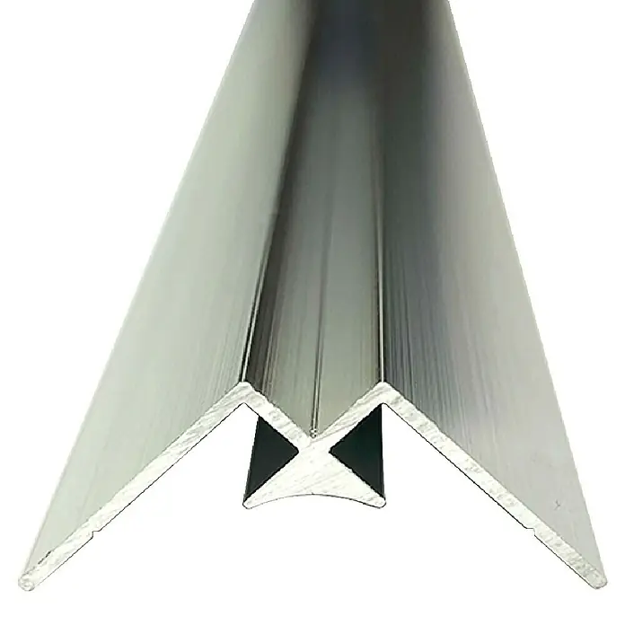 Wetwall Wandpaneel Inneneck-Profil - 244 x 1,9 x 0,7 cm, Aluminium - Aufnahme einer Winkelprofilschiene, die eine robuste und präzise Lösung für verschiedene Konstruktionsanwendungen bietet.