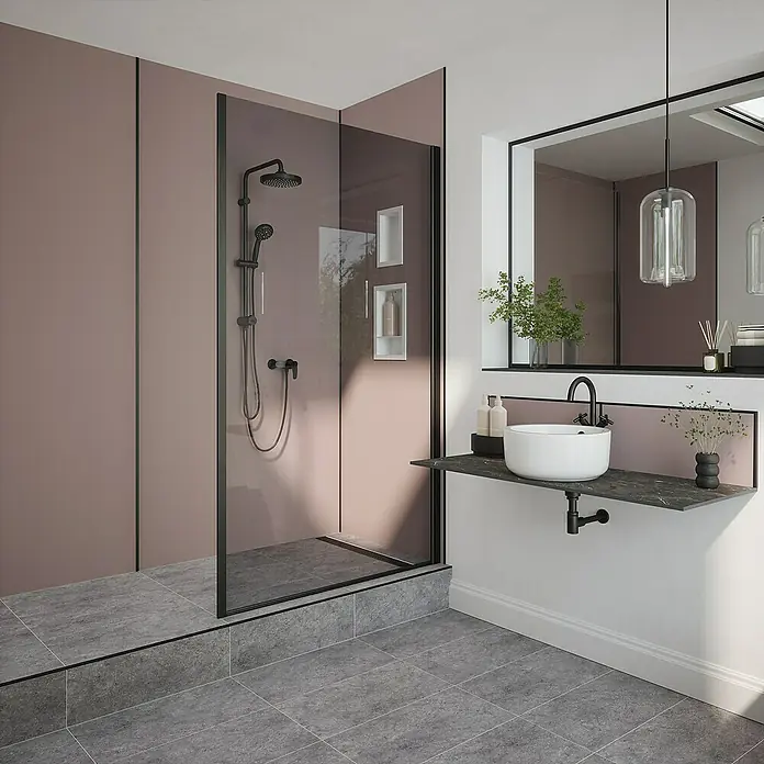 Wetwall Wandpaneel Alloy - 60 x 244 cm, Deep Blue Sea / Smoked Rose - Ein Badezimmer mit einer begehbaren Dusche und einem Waschtisch mit Aufsatzwaschbecken. Das Design ist modern und stilvoll mit grauen Fliesen.