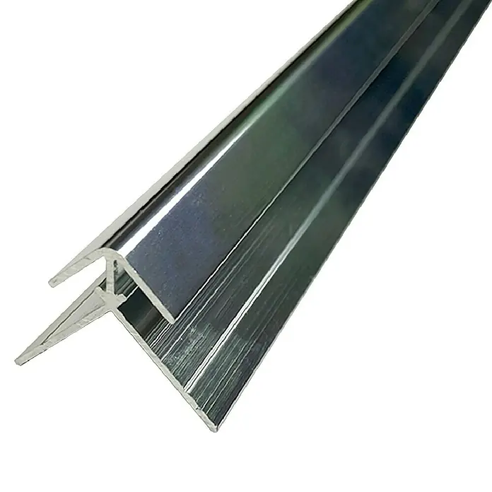 Wetwall Wandpaneel Außeneck-Profil - 244 x 0,7 x 0,5 cm, Aluminium - Nahaufnahme einer silbernen Aluminium-Eckschutzleiste mit einem scharfen Winkel und einem robusten Profil, ideal zum Schutz und zur Dekoration von Kanten.