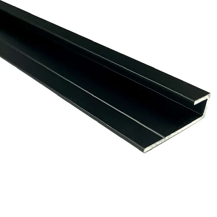 Wetwall Wandpaneel Abschluss-Profil - 244 x 1,8 x 0,5 cm, Schwarz - Nahaufnahme eines schwarzen U-Profils aus Aluminium, das für Bauprojekte oder zur Dekoration verwendet wird.