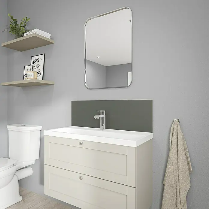 Wetwall Wandpaneel Alloy Spritzschutz - 25 x 80 cm, Seafoam Green / Battleship Grey - Ein Badezimmerwaschtisch mit grauem Unterschrank, weißem Waschbecken, Spiegel und Handtuch.