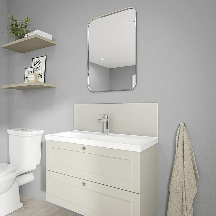 Wetwall Wandpaneel Alloy Spritzschutz - 25 x 80 cm, Malibu Grey / Storm Blue - Ein Badezimmer mit einem hellen Waschtisch mit zwei Schubladen, einem Spiegel und Regalen an der Wand.