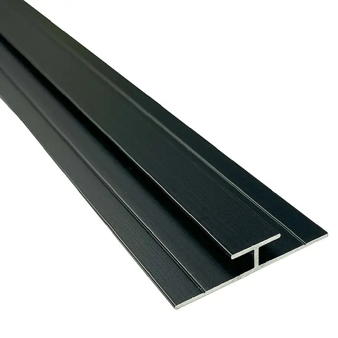 Wetwall Wandpaneel H-Verbindung-Profil - 244 x 2,2 x 1,1 cm, Schwarz - Detailaufnahme eines schwarzen H-Profils aus Aluminium. Ideal für Bauprojekte und als Verbindungselement für Paneele.