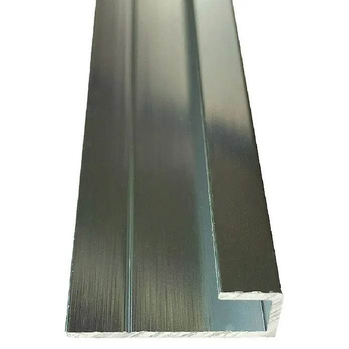 Wetwall Wandpaneel Abschluss-Profil - 244 x 1,8 x 0,5 cm, Aluminium - Nahaufnahme eines Aluminiumprofils mit einer U-Form, das für Bau- und Konstruktionsanwendungen verwendet wird.